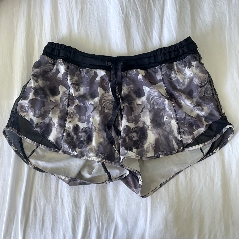 Lululemon Hotty Hot Shorts - size 6